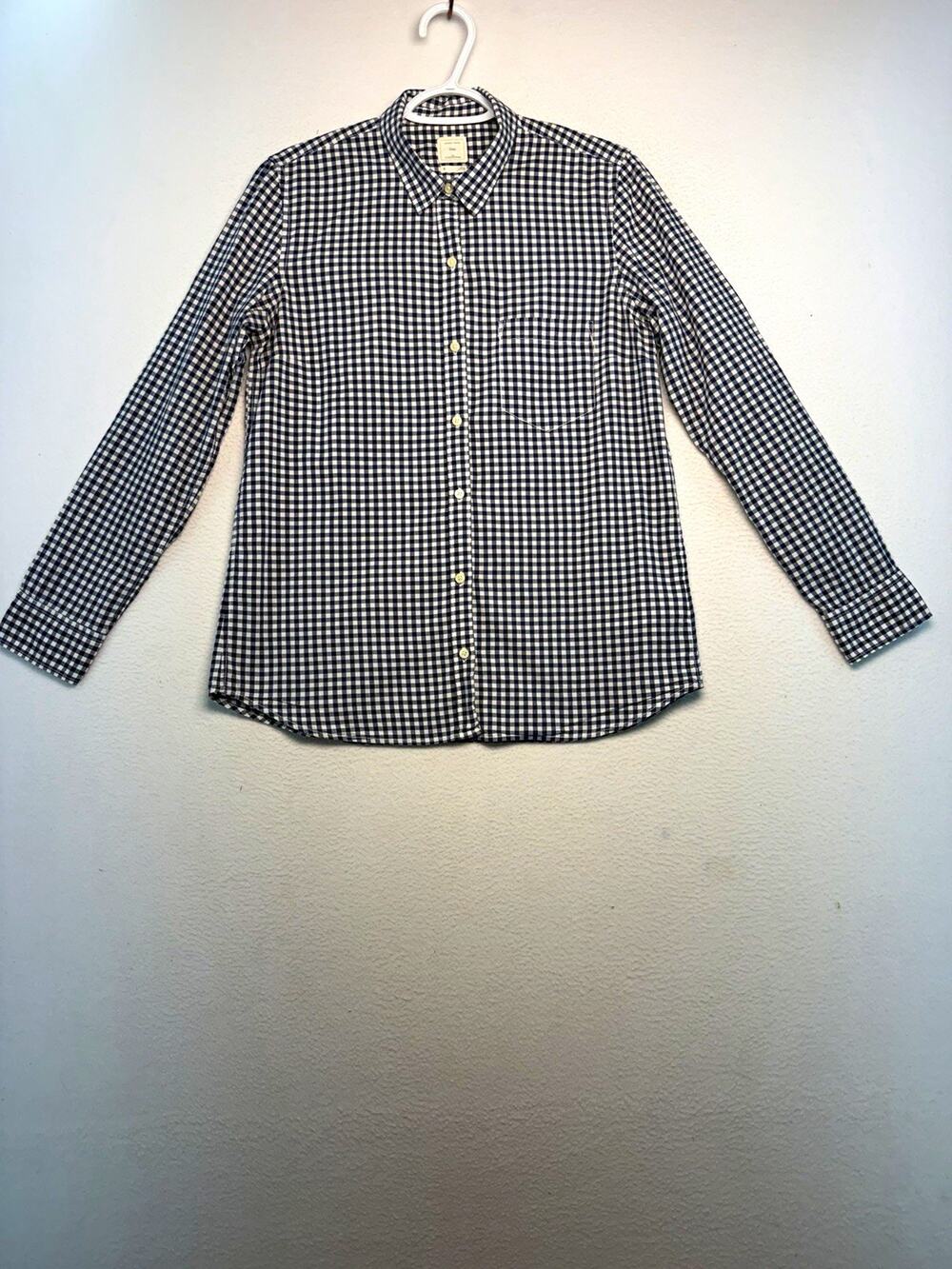 Gap Fitted Boyfriend M navy/white check button up minimalist preppy classic top